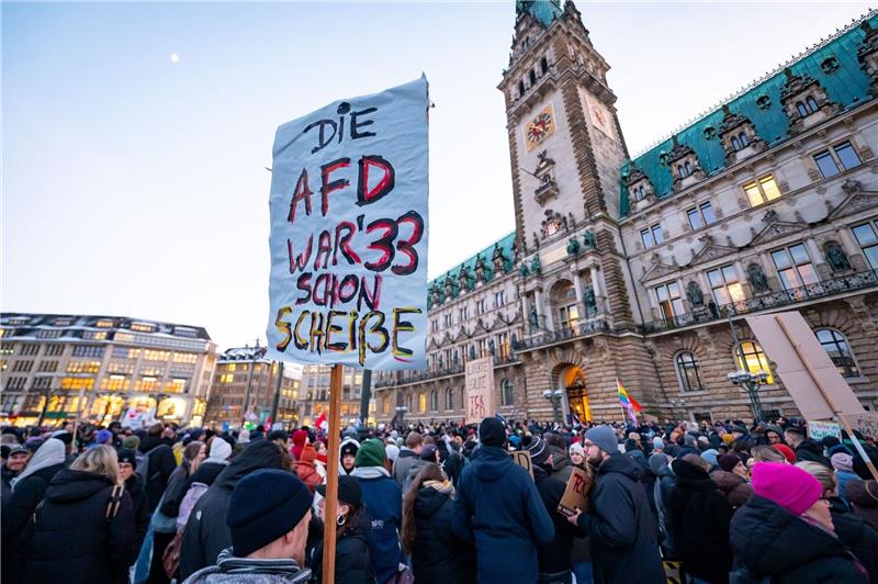Schweigende Mehrheit wird laut: Protestwelle gegen rechts "Die AfD war' 33 schon Scheiße": Mit diesem Schild wird in Hamburg gegen ein Zeichen des Widerstands gegen rechtsextreme Umtriebe gesetzt.