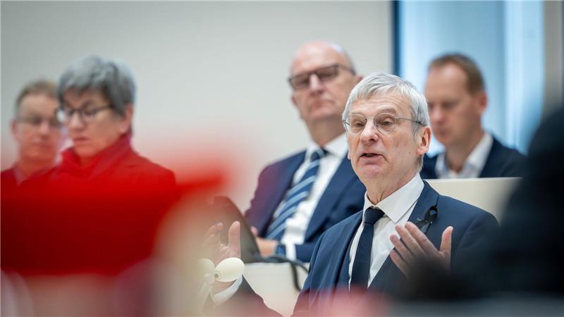 Brandenburgs Landtag gegen Neuwahl - BSW stimmt mit AfD Die AfD will eine Neuwahl - der Antrag scheiterte aber im Brandenburger Landtag.