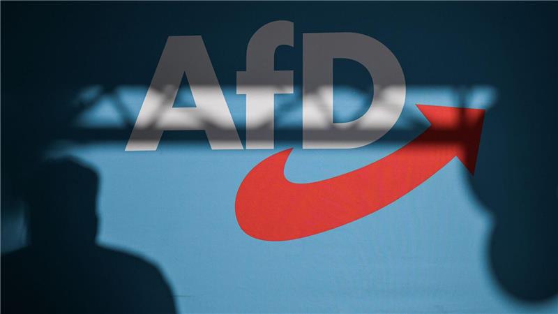 Die AfD wird vorläufig weiter als Verdachtsfall geführt. Mit ihrem Eilantrag gegen eine Höherstufung hatte sie vor Gericht Erfolg. (Symbolbild)