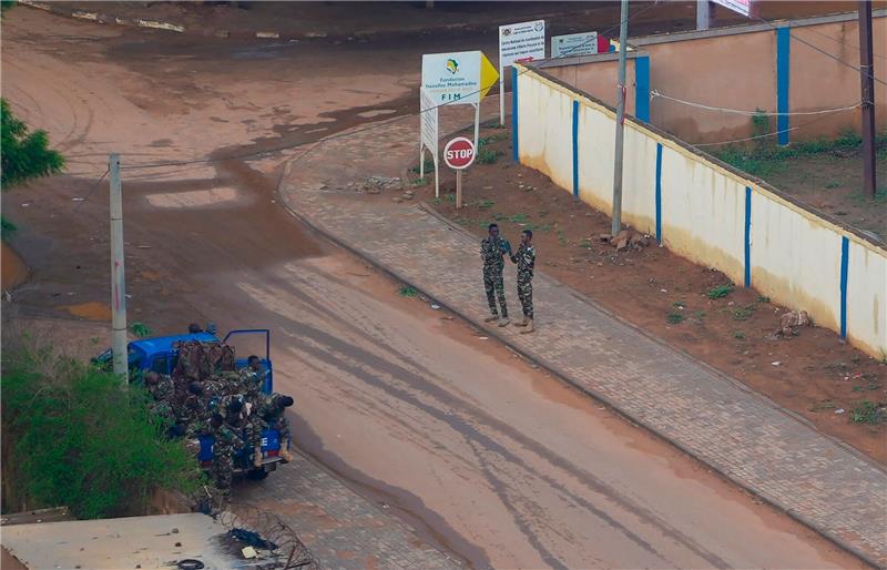 Putsch im Niger beunruhigt Paris - Lage weiter prekär Die Afrikanische Union hat der Junta in Niger ein Ultimatum von 15 Tagen gestellt, um die demokratisch gewählte Regierung des Landes wieder einzusetzen.