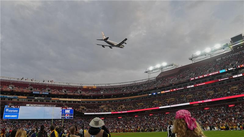 Die Air Force One überfliegt das Northwest Stadion.
