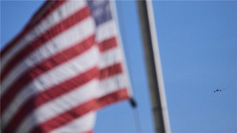 Bilder des Tages Die Air Force Two hebt mit dem Leichnam von Charlie Kirk, dem CEO und Mitbegründer von Turning Point USA, der erschossen wurde, vom Salt Lake City International Airport ab.
