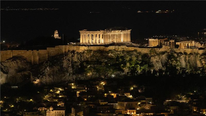 Die Akropolis im Zentrum Athens hell erleuchtet - kurz bevor sie im Rahmen der Earth Hour ihre Lichter abschaltet.