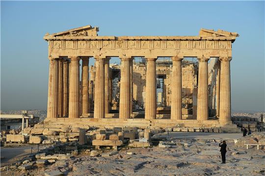 Die Akropolis mit dem Parthenon auf einem Felsen oberhalb von Athen.