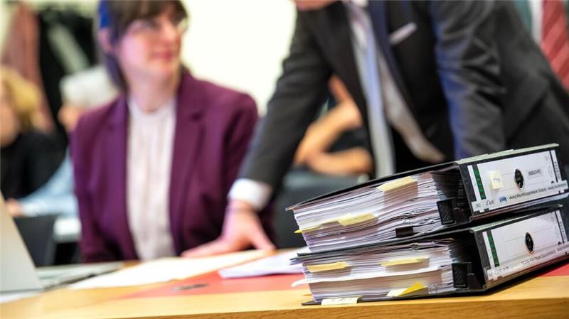 Die Akten umfassen mehr als 1.500 Seiten.