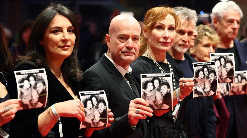 Heiße Rede, kalter Schnee: Berlinale eröffnet Die Aktion auf dem roten Teppich.