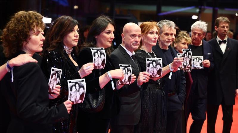 Heiße Rede, kalter Schnee: Berlinale eröffnet Die Aktion auf dem roten Teppich.