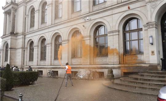 Die Aktionen der Letzten Generation sind so medienwirksam wie umstritten. Zuletzt hatte die Gruppe mit einer Farbattacke auf das Grundgesetz-Kunstwerk in Berlin Kritik auf sich gezogen.