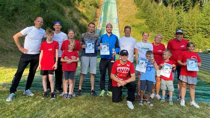 Harzer Skispringer fliegen mehrfach auf das Podest Die Aktiven des WSV Braunlage und des SK Oker sowie Eltern und Organisatoren des Springens auf den Brockenwegschanzen stellen sich zum Gruppenbild. Vorn kniend Luke Duda, Führender in der Gesamtwertung der Jugend 16/17.