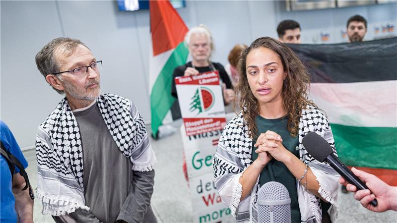 Die Aktivisten der Gaza-Hilfsflotte, Uwe Sander und Nesrin Zeaiter, kamen mit einem Flieger aus Istanbul zurück nach Deutschland. 