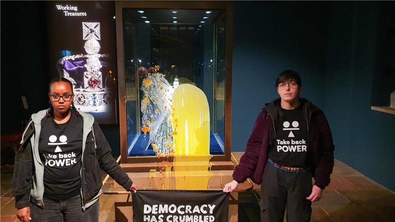 Kuchenprotest im Tower: Aktivisten attackieren Kronjuwelen Die Aktivisten hatten eine klare Botschaft.