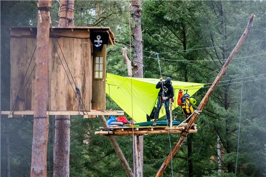 Die Aktivisten im Protestcamp haben angekündigt, die Forderung, die Baumhäuser bis zum Montag zurückzubauen, nicht befolgen wollen.