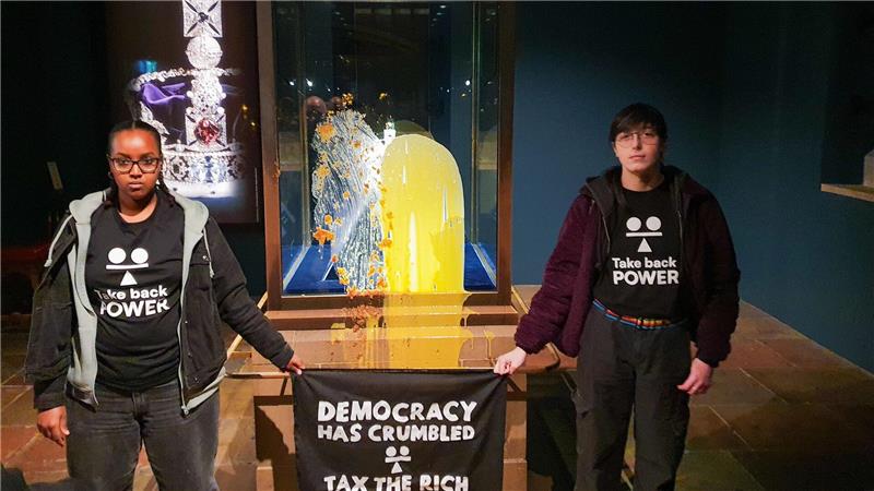 Die Aktivisten überbringen ihre Botschaft.