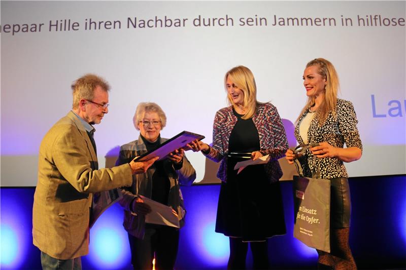Zivilcourage-Kampagne: Dankeschön für mutige Zeitgenossen Die Alltagshelden Karl (von links) und Marianne Hille werden von Katrin Stüllenberg und Sia-Desiree Koschig auszezeichnet. Foto: Hartmann