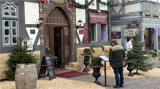 Das Foto zeigt den Einganz zum Hotel "Alte Münze" mit adventlich dekoriertem Vorplatz und dem Glühwein-Ausschank aus einem Fenster des Gebäudes.