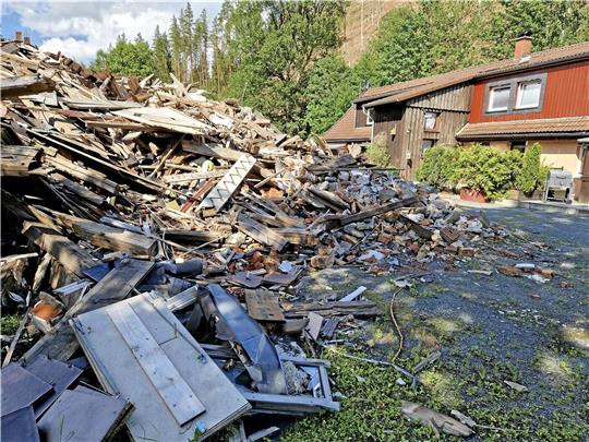 Die Altenau-Schulenberg-Gruppe beklagt, dass es beim Abbruchhaus in Altenau nicht schnell genug voran geht. Von einem Termin mit dem Landrat erhofft sich die Gruppe Antworten auf ihre Fragen. Archivfoto: Knoke