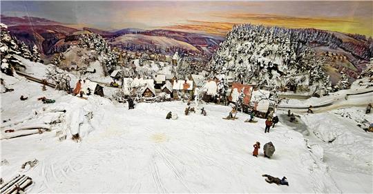 Die Altenauer Winterlandschaft: Richard Meier ist es ein Anliegen, die neue Heimat seines Sohnes und dessen Familie als Modell verewigt zu wissen. Und als solche ist sie Teil der Ausstellung von „Wunder in Holz“. Foto: Potthast