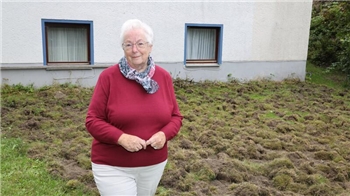 Die Altenauerin Adelheid Hoffmeister steht in ihrem durchwühlten Garten. Sie hat Angst, morgens einem Wildschwein zu begegnen.