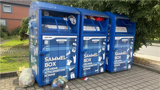 Die Altkleidercontainer auf dem NP-Parkplatz sind oft vermüllt. Mittlerweile sind sie verschwunden.