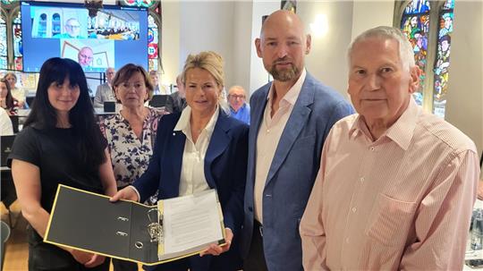 Die Altstadt-Initiative übergibt während der Ratssitzung ihre Unterschriften-Liste an die Verwaltung (v.l.): Marie-Luise Bona, Judith Schmidt, Oberbürgermeisterin Urte Schwerdtner, Henning Frase und Karl-Georg Tappe.