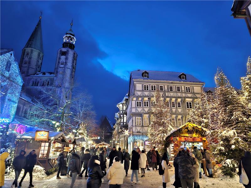 Goslarer Weihnachtsmarkt ist offiziell eröffnet Die Altstadt leuchtet: Der Weihnachtsmarkt hat begonnen. Foto: Sowa