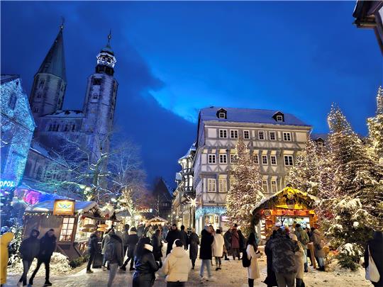 Die Altstadt leuchtet: Der Weihnachtsmarkt hat begonnen. Foto: Sowa