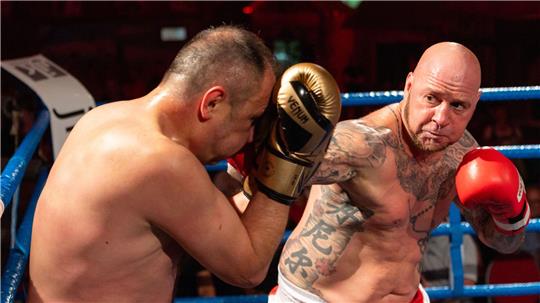 Die Amateurboxer Daniel Bertz (r) gewinnt für Thüringen gegen Hasan Arli für Nürnberg bei dem Show-Boxkampf. 