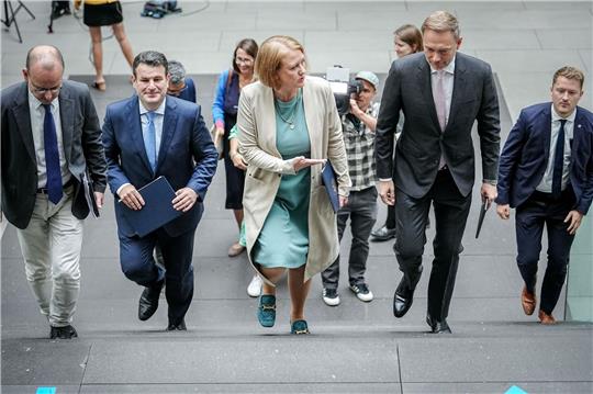 Die Ampel-Koalition hat sich über die Eckpunkte der Kindergrundsicherung geeinigt.