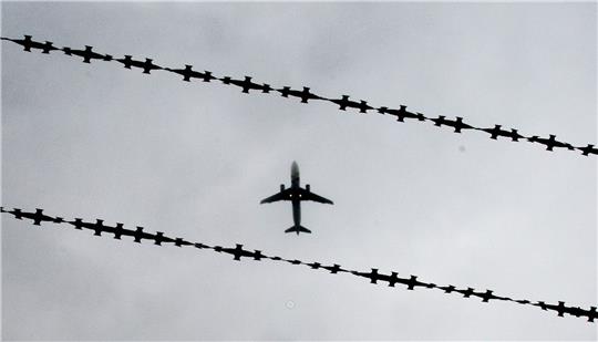 Die Ampel will mit Verfahrensvereinfachungen dafür sorgen, dass Abschiebungen nicht mehr so oft im letzten Moment scheitern, etwa weil die Betroffenen nicht auffindbar sind. (Symbolbild)