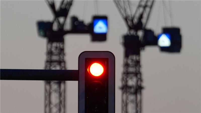 „Energiepreisschock“ bremst Wachstum und treibt Inflation Die Ampeln für die Konjunktur springen auf Rot