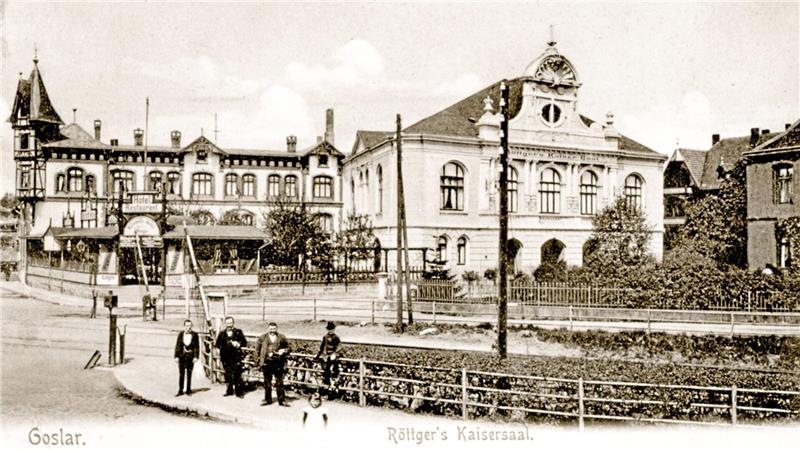 Historische Aufnahme eines Platzes in Goslar mit mehreren Gebäuden im Hintergrund und einer Gruppe von Menschen im Vordergrund