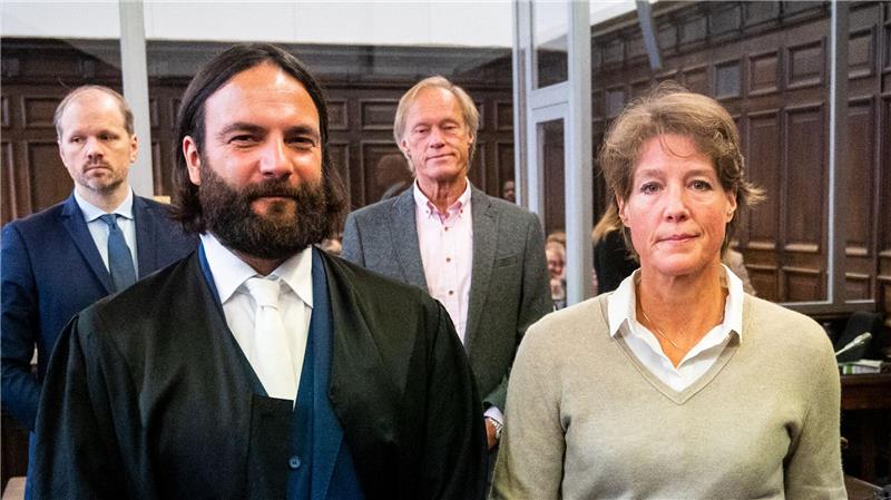 Hafenchef: Habe Block beschuldigte Firma nicht empfohlen Die Angeklagte Block (rechts) steht vor Beginn des Verhandlungstags neben ihrem Anwalt im Gerichtssaal.