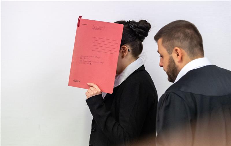 IS-Rückkehrerin Jennifer W. zeigt vor Gericht Reue Die Angeklagte Jennifer W., die sich der Terrormiliz Islamischer Staat (IS) im Irak angeschlossen haben soll, beim Betreten des Gerichtssaals.