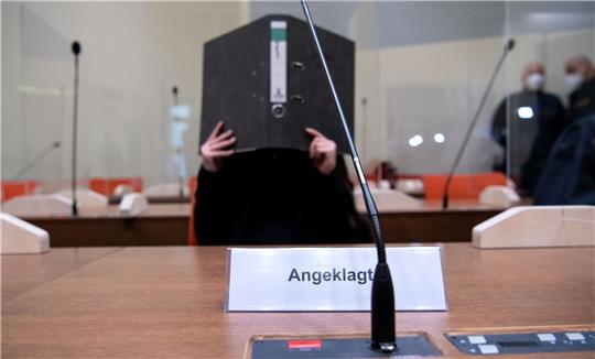 Die Angeklagte Jennifer W. sitzt vor Beginn der Verhandlung im Gerichtssaal. Die Frau aus Lohne in Niedersachsen soll als IS-Anhängerin im Irak tatenlos dabei zugesehen haben, wie ein kleines, jesidisches Mädchen in einem Hof angekettet wurde und dort verdurstete.