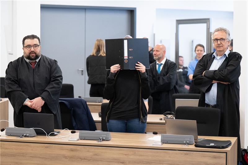 Lina E. kommt vorerst frei - Haftbefehl ausgesetzt Die Angeklagte (M) steht bei der Fortsetzung des Prozesses im OLG Dresden im Verhandlungssaal.