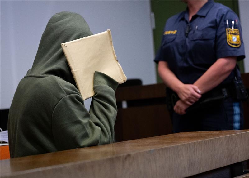 Säugling in Toilette ertränkt - Junge Mutter gesteht Tötung Die Angeklagte am Landgericht München I.