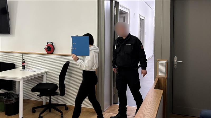 Frau geht durch eine Tür. 