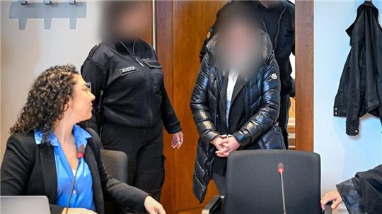 Die Angeklagte im Gerichtssaal in Bremen. Sie wurde zu sechs Jahren und neun Monaten Haft verurteilt .(Archivbild)