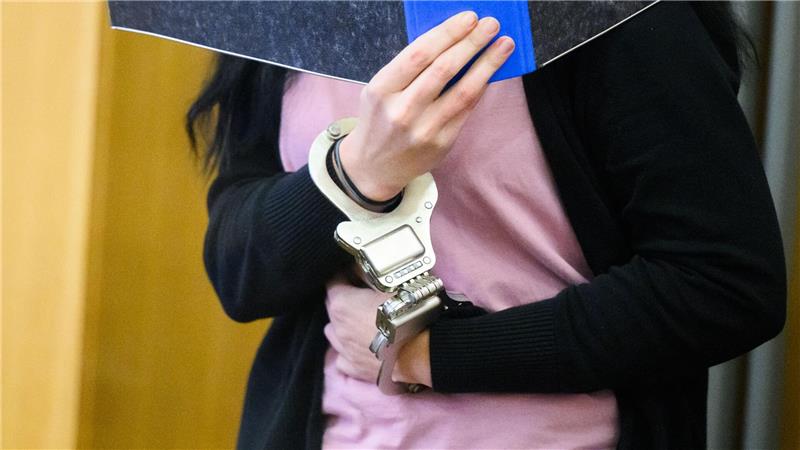 Die Angeklagte in Handschellen im Landgericht Braunschweig. Sie sitzt in Untersuchungshaft. 