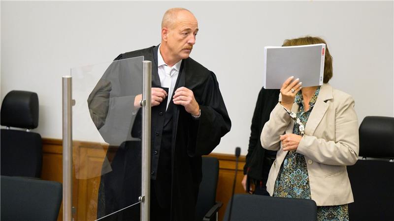 Frau aus „Reichsbürger”-Szene erhält Freiheitsstrafe Die Angeklagte (r) steht im Saal vom Landgericht neben ihrem Verteidiger, Norbert Lösing.