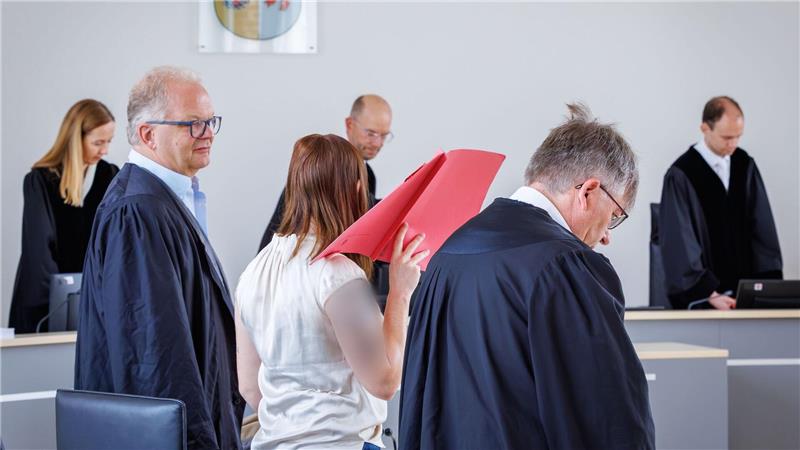 Die Angeklagte schweigt bislang zu den Vorwürfen.