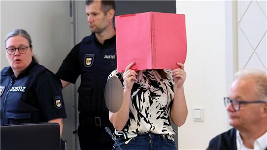 Die Angeklagte schweigt in dem Mordprozess.  