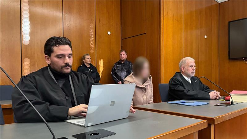 Die Angeklagte schwieg zunächst. 