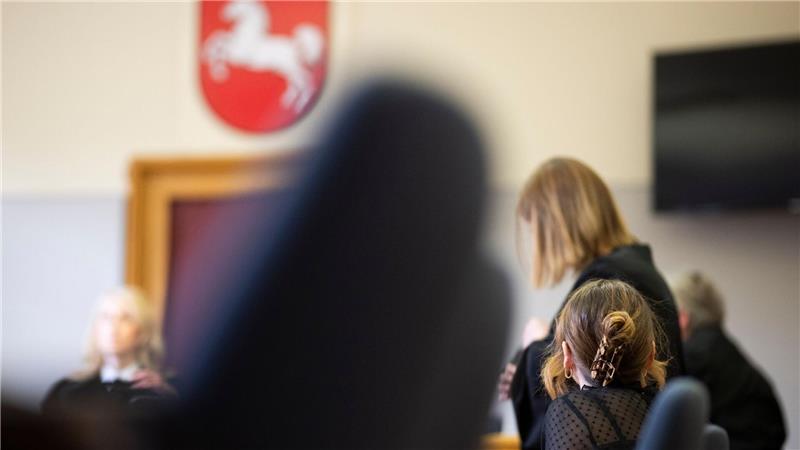 Die Angeklagte sitzt im Amtsgericht Hannover. 