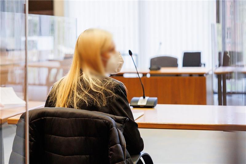 Die Angeklagte sitzt vor Prozessbeginn in einem Gerichtssaal im Landgericht Hildesheim.