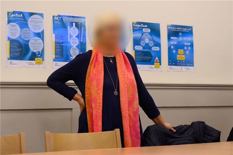 Falsche Masken-Atteste: Bewährung für Ärztin aus Duderstadt Die Angeklagte steht zum Prozessauftakt im Amtsgericht. Eine Ärztin aus Niedersachsen steht unter anderem wegen falscher ärztlicher Bescheinigungen in der Corona-Zeit vor Gericht.