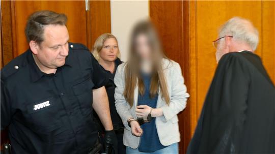 Die Angeklagte und das Opfer kannten sich aus einer Wohngruppe einer Kinder- und Jugendhilfe. 