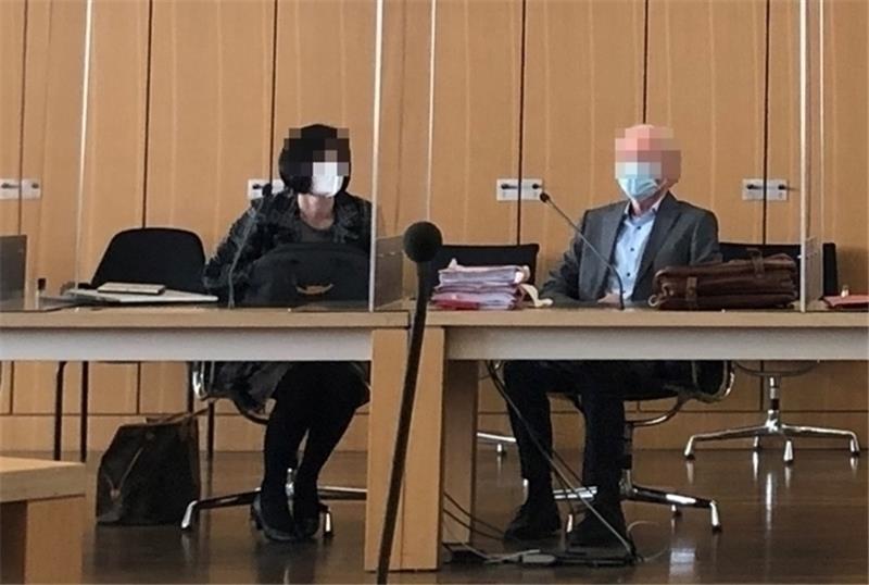 Die Angeklagte und ihr Ehemann im Juni 2021 während einer Verhandlung vor dem Landgericht.  Foto: Stade