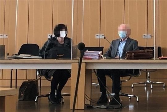 Die Angeklagte und ihr Ehemann im Juni 2021 während einer Verhandlung vor dem Landgericht.  Foto: Stade