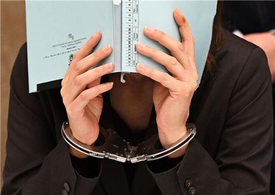 Die Angeklagte wartet im Landgericht Mannheim auf den Prozessbeginn.